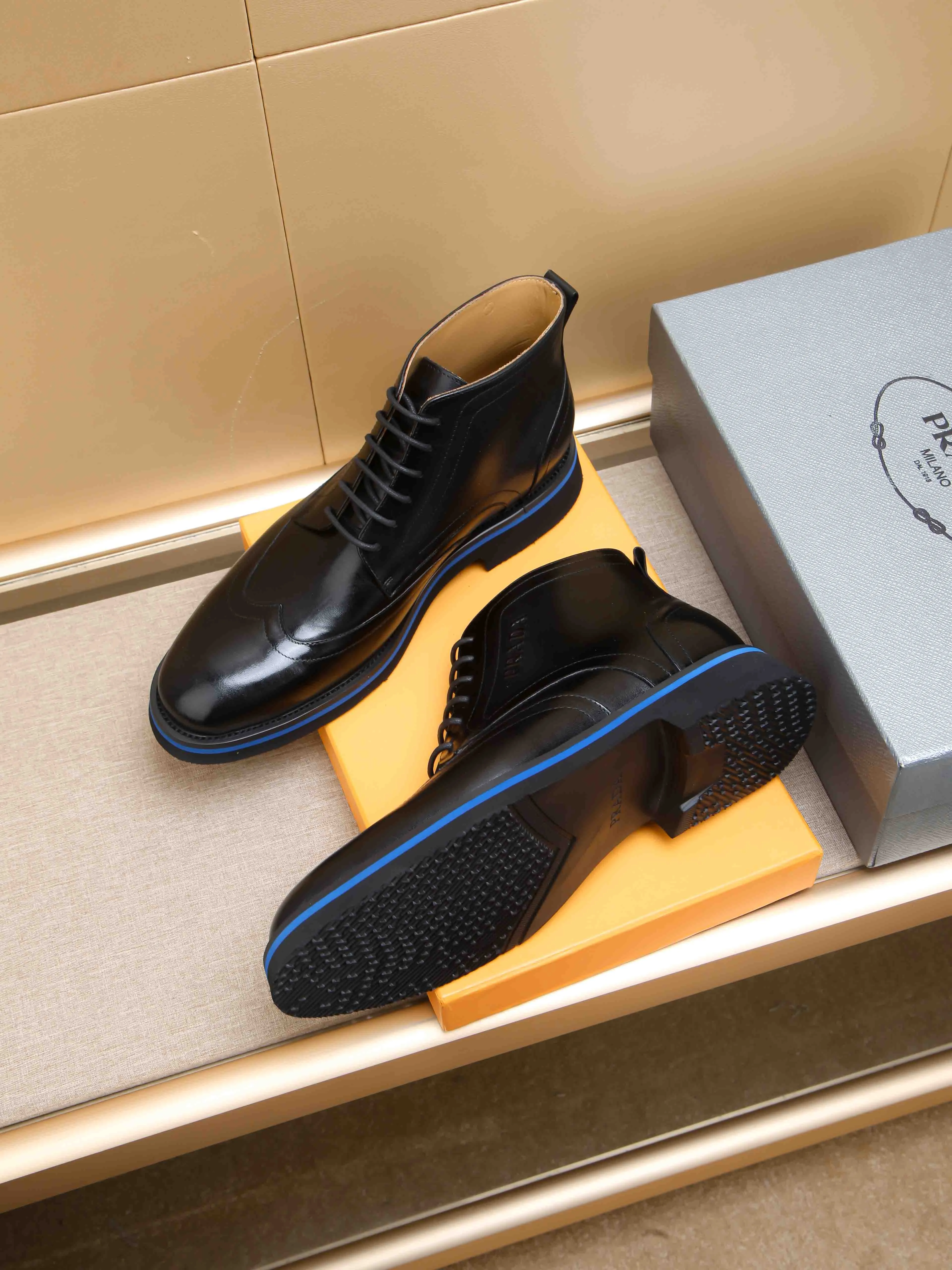 Men's shoes 💰620 💰 PRADA*——◾ Prada~Thick-soled men's shoes, original single-level perfect boutique, brogue style men's formal casual leather shoes, luxurious materials, imported cowhide, with water-dyed cowhide lining, 4.5cm increased PU foam lightweight outsole, perfectly restore the original classic, purchase the original 1:1 accurate replica, welcome all comparisons 🆚, the design is full of modernity, versatile and fashionable urban men! Size: 39-44 (38.45.46.47 customized)
